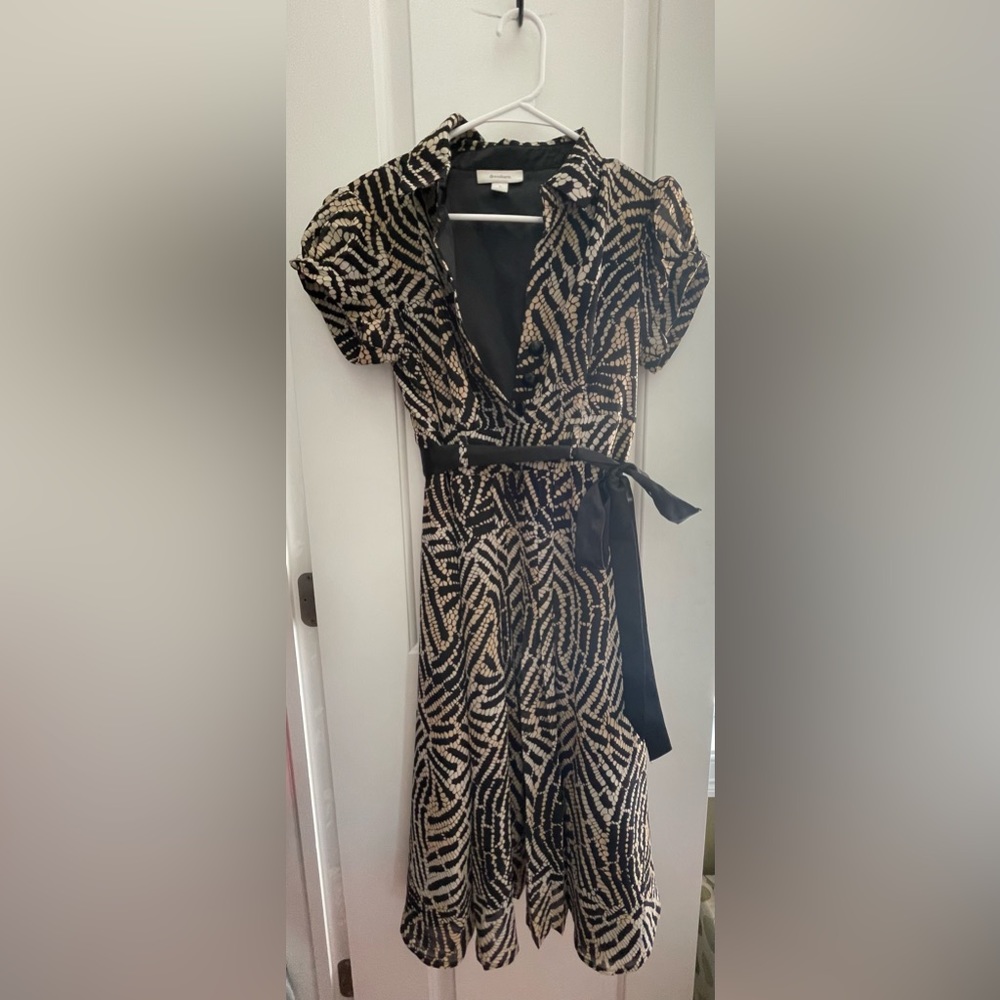 Half sleeve printed dress black and tan size 6 dress barn